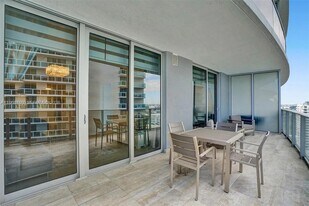 488 NE 18th St in Miami, FL - Building Photo