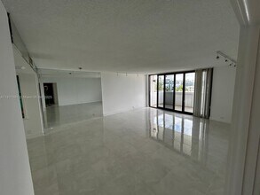 10101 E Bay Harbor Dr in Bay Harbor Islands, FL - Building Photo - Building Photo