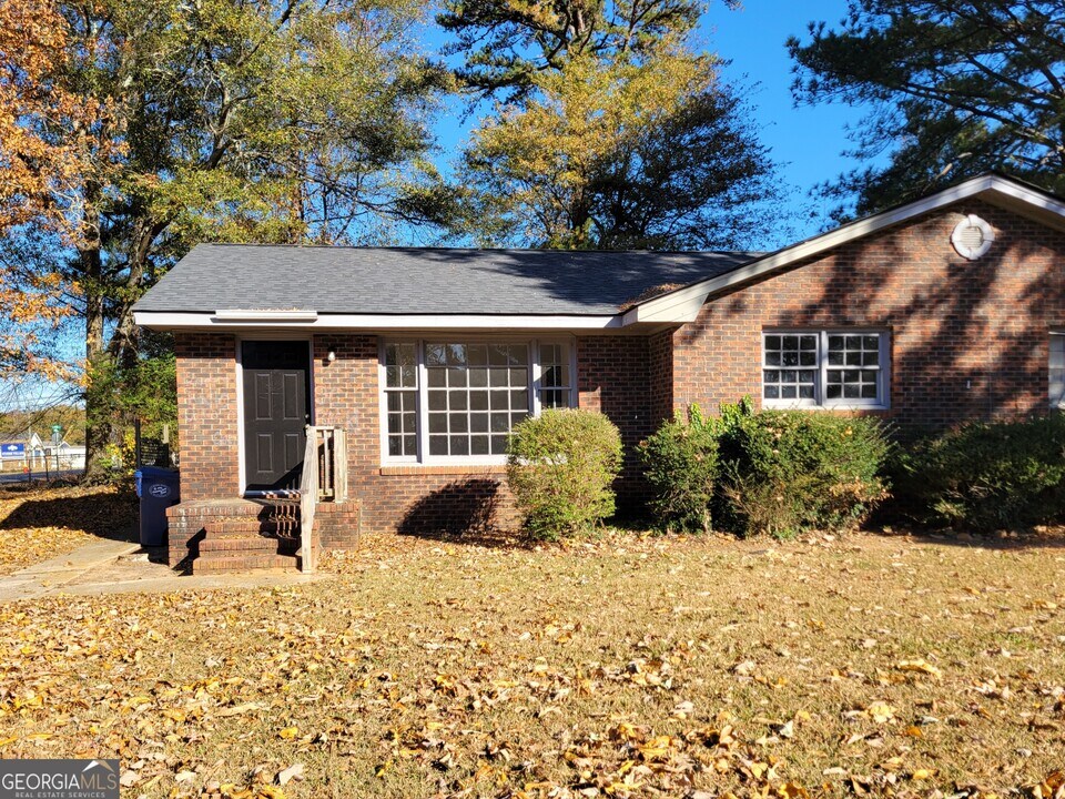 354 Emily Cir in Winder, GA - Building Photo