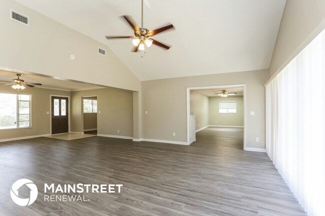 2124 Almeria Way S in St. Petersburg, FL - Foto de edificio - Building Photo