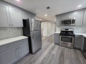 16 Long Ave, Unit 3 in Boston, MA - Foto de edificio - Building Photo