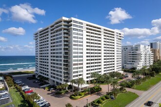 Whitehall Condominium in Boca Raton, FL - Building Photo - Building Photo