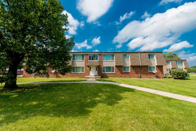 Midtown Square Apartments in Wayne, MI - Foto de edificio - Building Photo