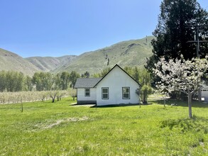 3821 Entiat River Rd in Entiat, WA - Building Photo - Building Photo