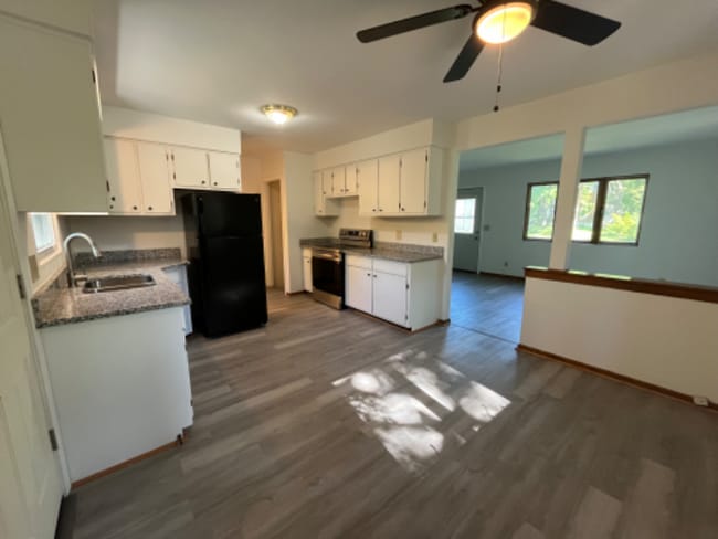 430 Ironton St NE in Fridley, MN - Building Photo - Building Photo