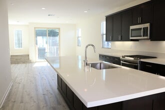 19512 Empire Ln in Northridge, CA - Foto de edificio - Building Photo