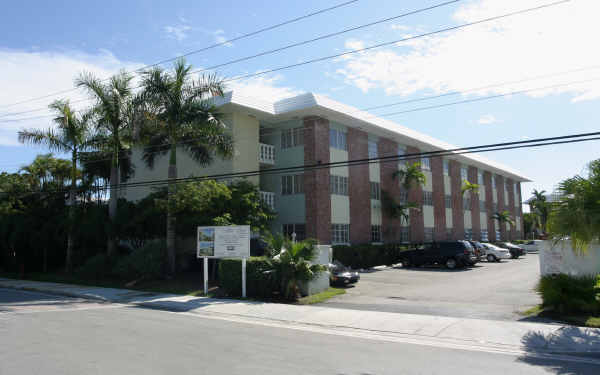 Village At Harbor Beach in Fort Lauderdale, FL - Foto de edificio - Building Photo