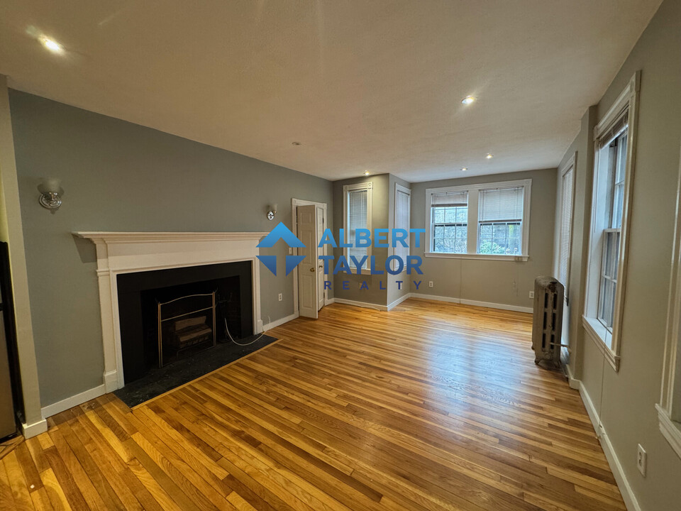 82 Phillips St, Unit 2 in Boston, MA - Building Photo