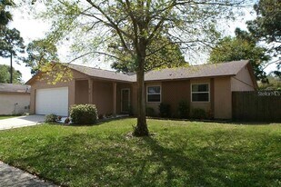 104 Hillcrest Dr in Safety Harbor, FL - Building Photo