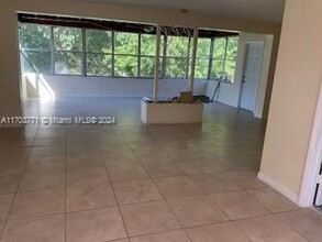 14710 S Spur Dr in Miami, FL - Building Photo - Building Photo