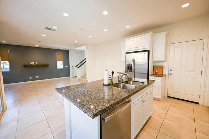 952 Sea Glass Wy in San Diego, CA - Building Photo