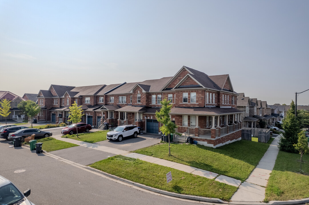 35 Fallmeadow Cir in Brampton, ON - Building Photo