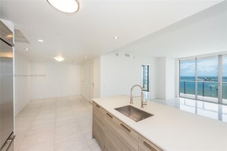 1300 Brickell Bay Dr in Miami, FL - Building Photo - Building Photo