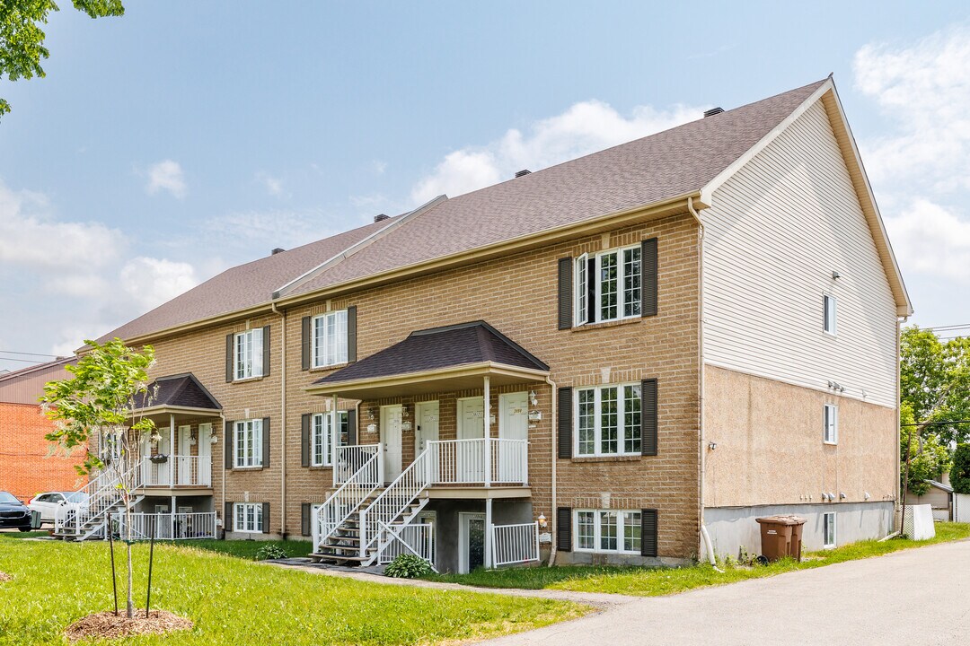 3900 Sainte-Rose Boul in Laval, QC - Building Photo