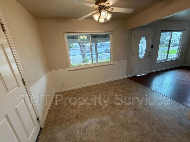 2011 Mangrum Ave in Sacramento, CA - Building Photo - Building Photo