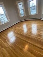 11 Houghton St, Unit 2 in Somerville, MA - Foto de edificio - Building Photo