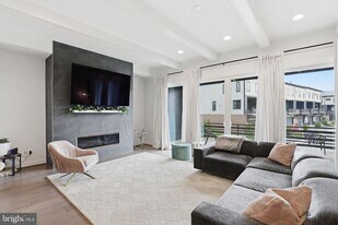 20246 Northpark Dr in Ashburn, VA - Building Photo