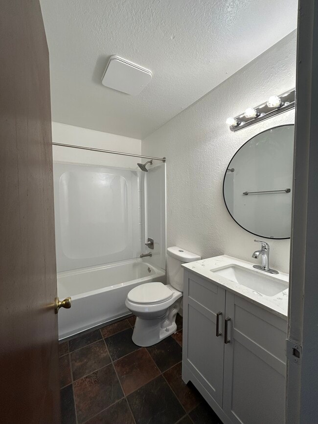 1710 Muldoon Cir in Anchorage, AK - Building Photo - Building Photo