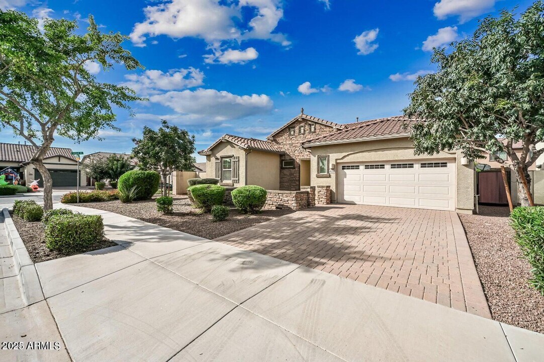 19250 E Carriage Way in Queen Creek, AZ - Building Photo