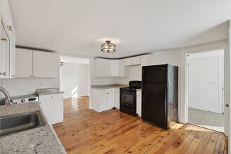 28 DuPont Ave, Unit 2 in Biddeford, ME - Building Photo - Building Photo