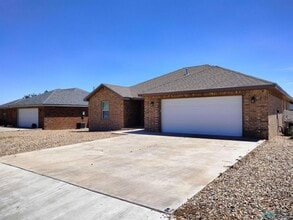 2115 Roadrunner Dr in Portales, NM - Building Photo - Building Photo