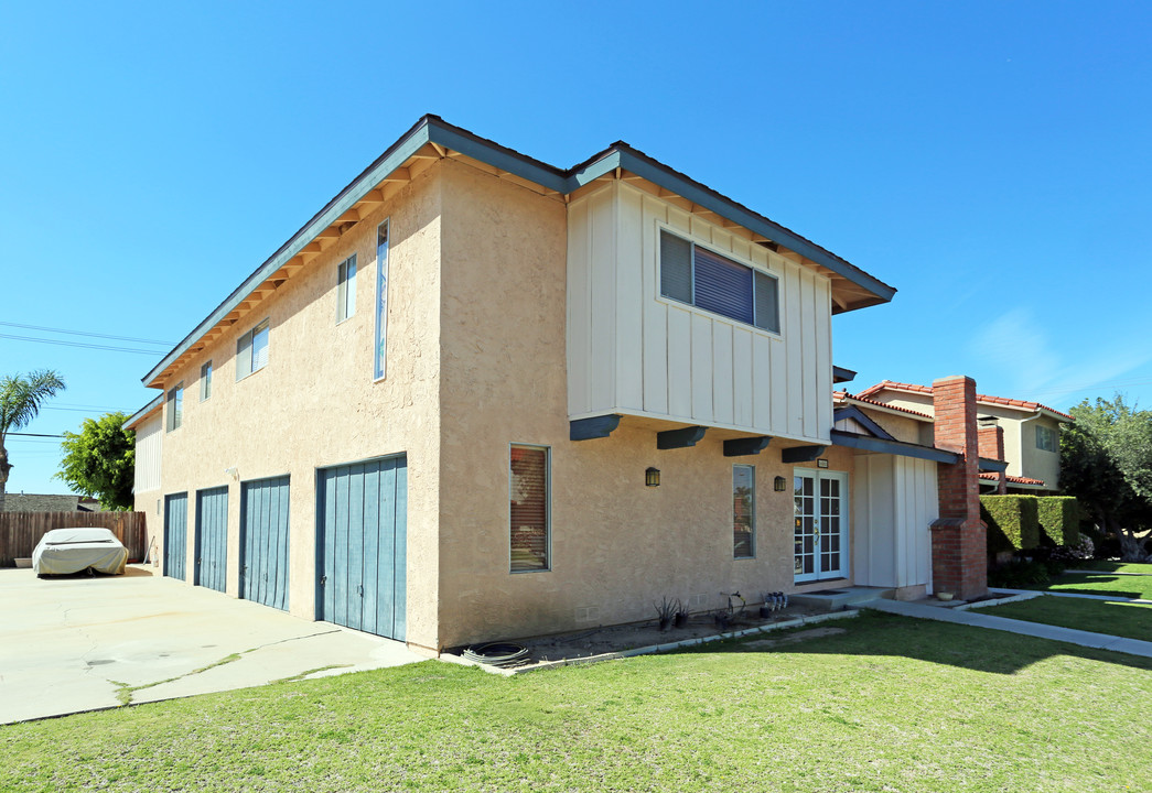 16551 Hillview Cir in Huntington Beach, CA - Building Photo