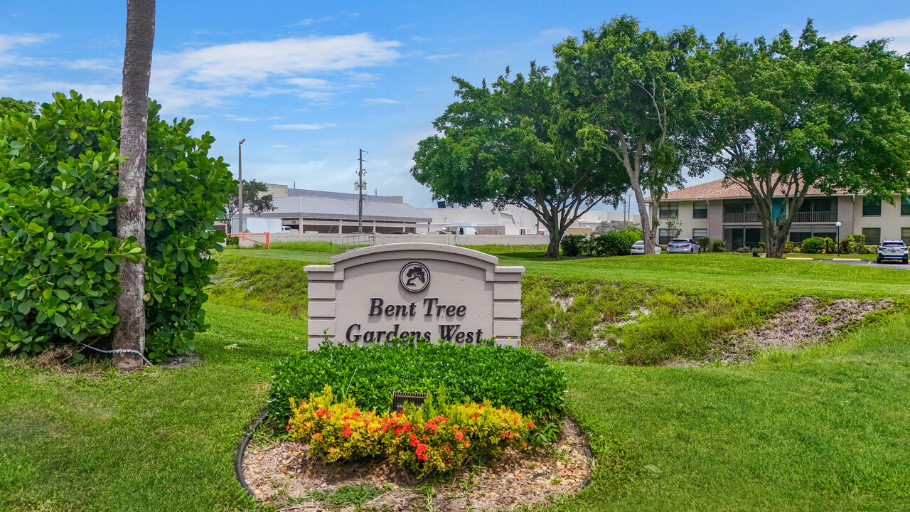 9840 Pineapple Tree Dr in Boynton Beach, FL - Building Photo