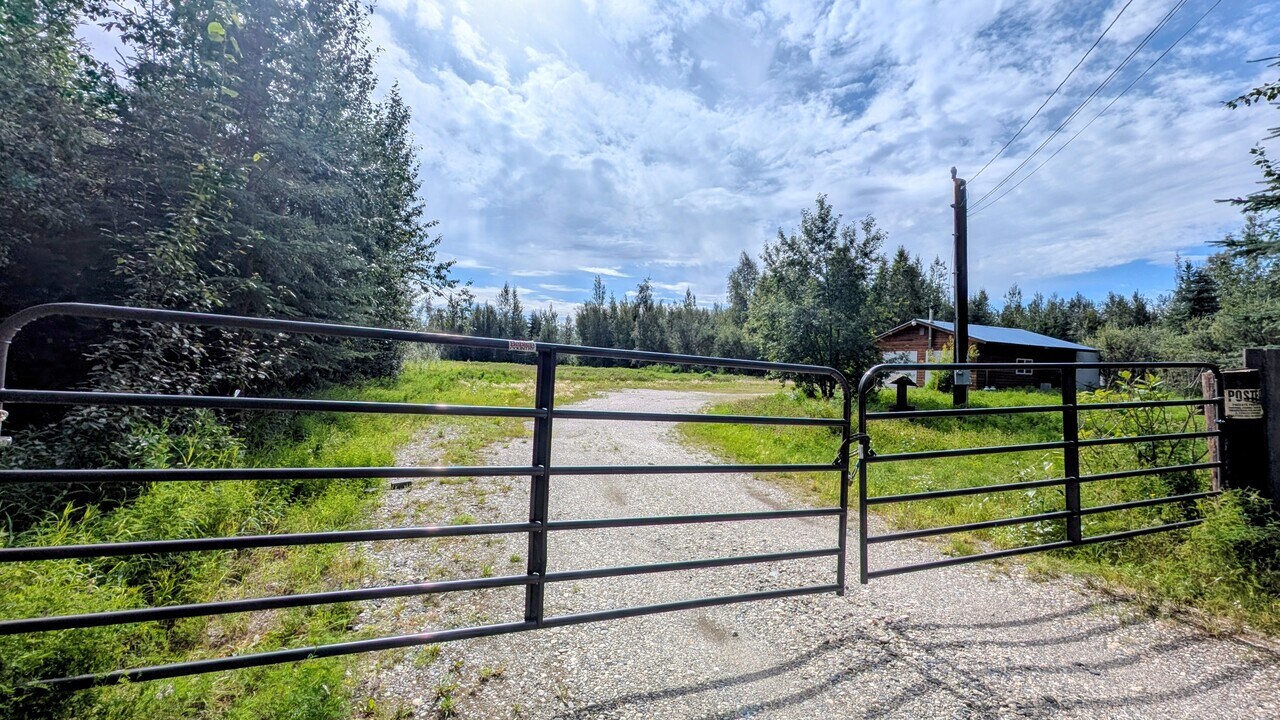 3451 Sharon Rd in North Pole, AK - Building Photo