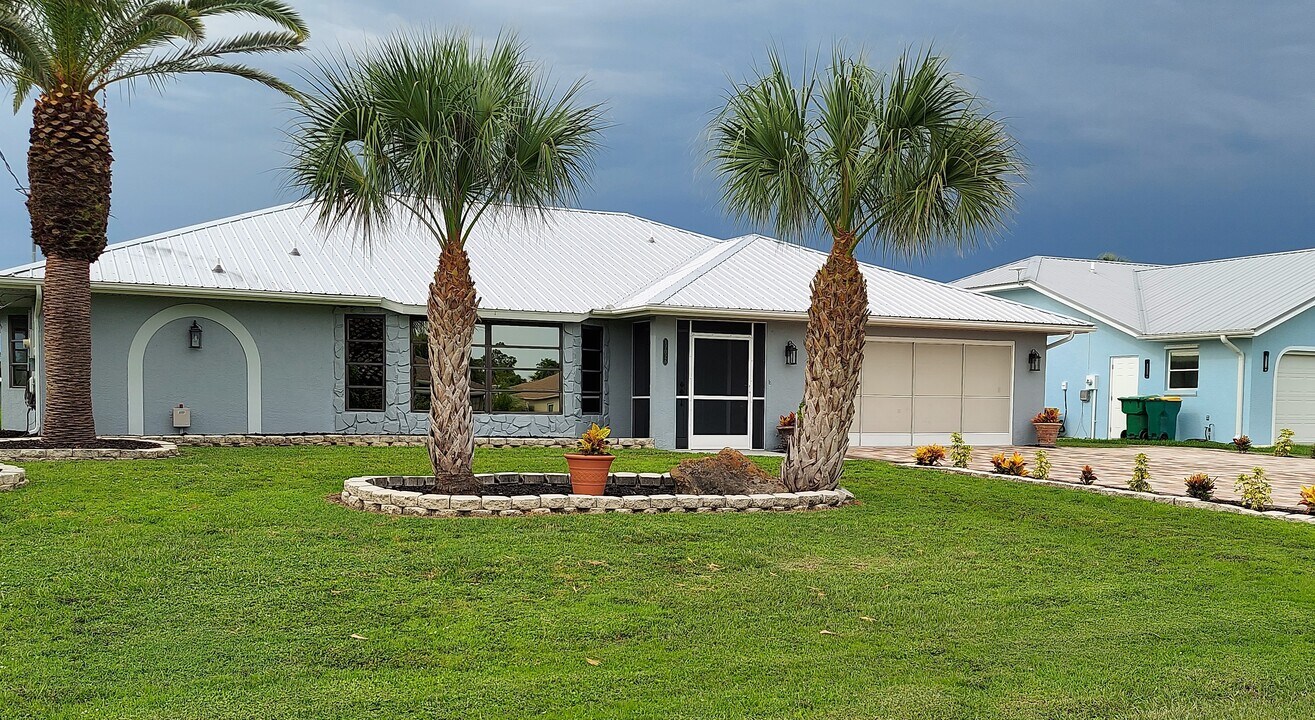 17026 Edgewater Dr in Port Charlotte, FL - Building Photo