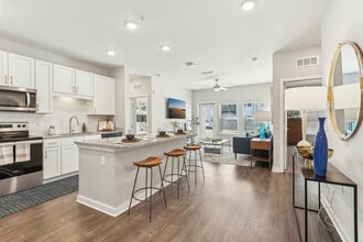 Story Lake Gibson in Lakeland, FL - Foto de edificio - Building Photo