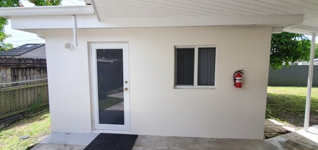 3940 NW 9th St, Unit 1