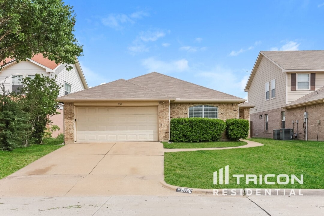 9760 Stoney Bridge Rd in Fort Worth, TX - Foto de edificio