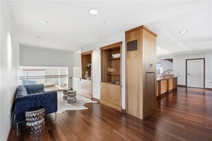 5 W Mountain St in Fayetteville, AR - Building Photo