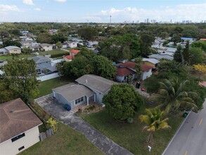 1345 NE 199th St in Miami, FL - Building Photo - Building Photo