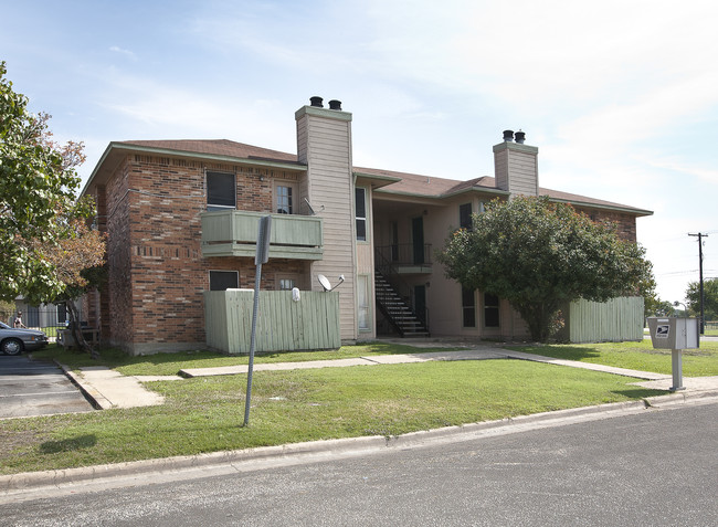 Bull Run Apartments in Taylor, TX - Building Photo - Building Photo