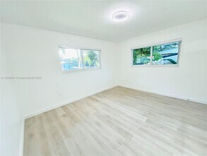 330 NE 88th St in El Portal, FL - Foto de edificio - Building Photo