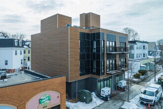 872 Broadway in Somerville, MA - Foto de edificio - Building Photo