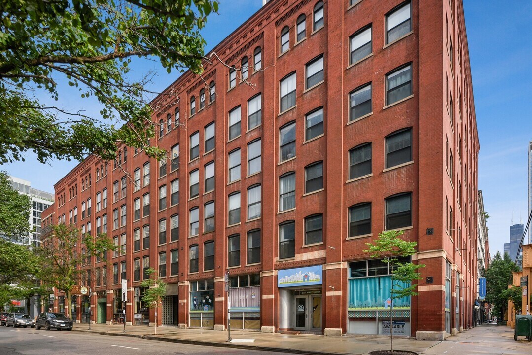 225 W Huron St in Chicago, IL - Building Photo