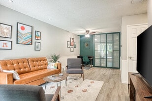 420 N Villa Ct, Unit 420 N Villa Ct Unit 100 in Palm Springs, CA - Building Photo