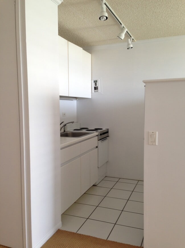 1524 Pensacola St, Unit Apt #208 in Honolulu, HI - Building Photo - Building Photo