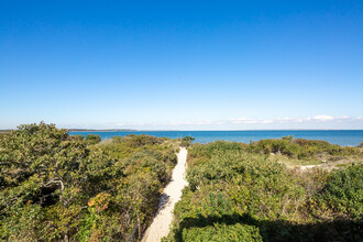 329 Cranberry Hole Rd in Amagansett, NY - Building Photo - Building Photo