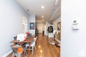 2335 W Moffat St, Unit 2 in Chicago, IL - Building Photo - Building Photo