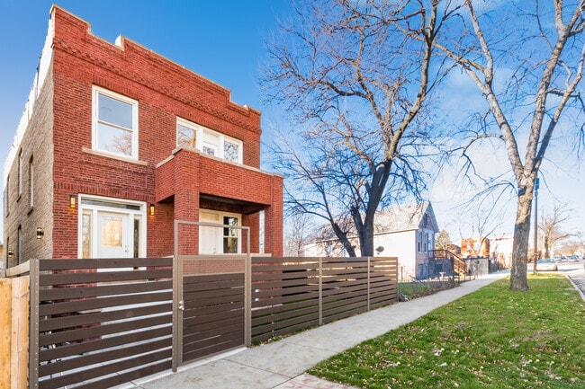 634 N Hamlin Ave, Unit 2bd/1bth Garden Unit in Chicago, IL - Building Photo - Building Photo