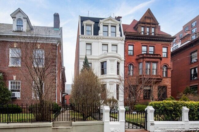 313 Clinton Ave in Brooklyn, NY - Foto de edificio - Building Photo