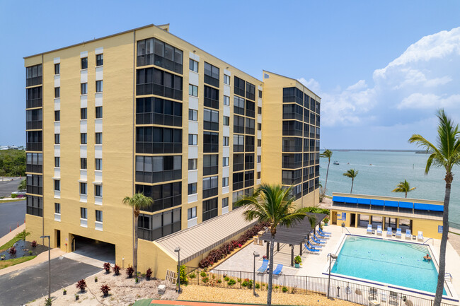 Windward Point Condominium in Ft. Myers, FL - Building Photo - Building Photo