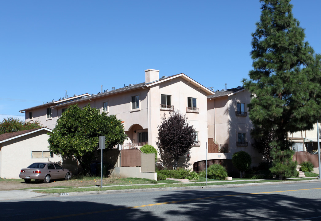 17311 Chatsworth St in Granada Hills, CA - Building Photo