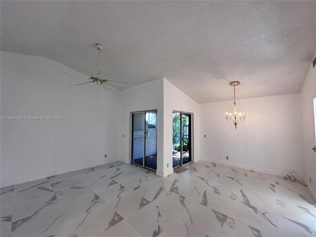 1548 Springside Dr in Weston, FL - Foto de edificio - Building Photo