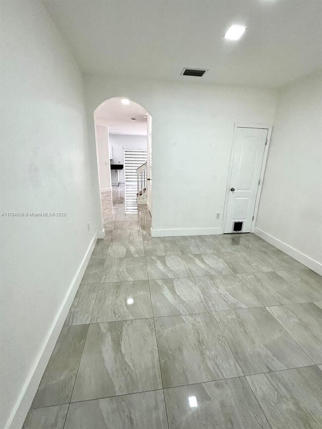 9285 SW 220th Terrace in Cutler Bay, FL - Foto de edificio - Building Photo