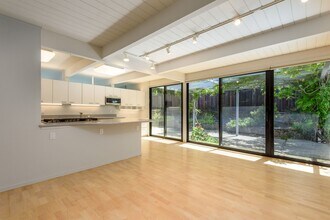 2352 Bunker Hill Dr in San Mateo, CA - Building Photo - Building Photo