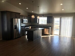 811 Cathy Dr W in West Fargo, ND - Building Photo - Building Photo